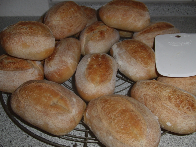 Goldgelbe KNUSPRIGE Brötchen hätte ich Gerne • Brotbackforum - Die ...