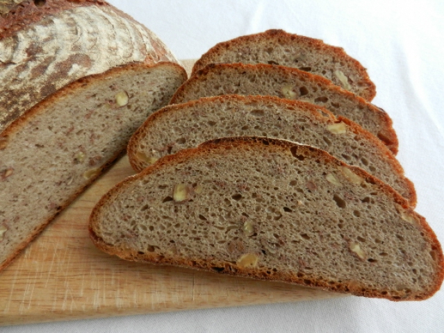 Roggenmischbrot mit Walnüssen (70:30) • Brotbackforum - Die Hobbybäckerei