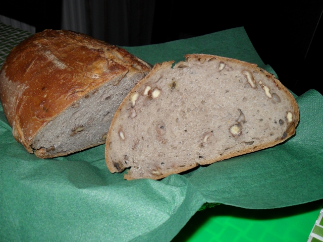 Roggenmischbrot mit Walnüssen (70:30) • Brotbackforum - Die Hobbybäckerei