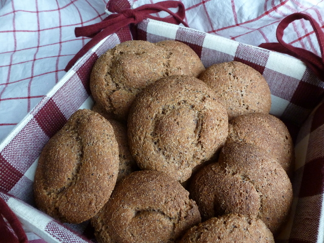 Vollkornbrötchen dunkel, mit Backferment und Hefe • Brotbackforum - Die ...